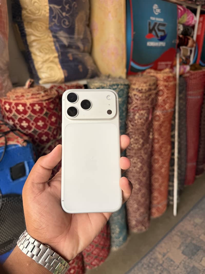 Apple iPhone 17 Pro Max 3