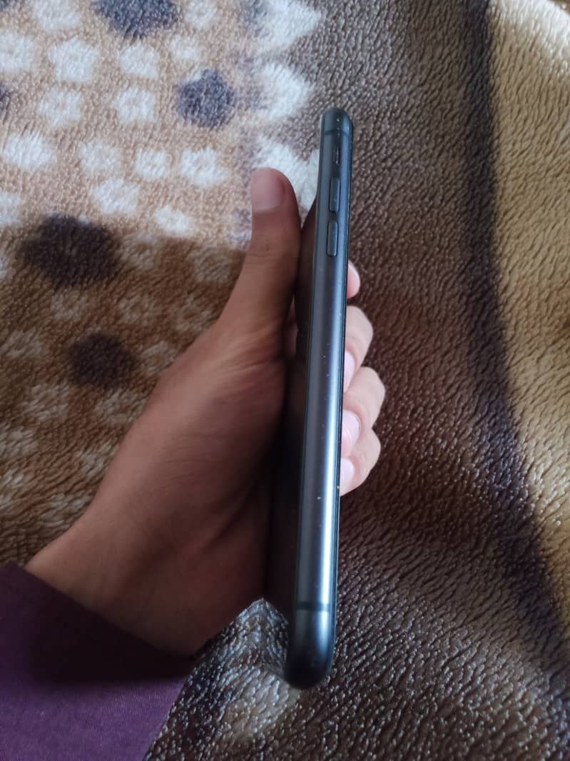 Apple iPhone 11 4