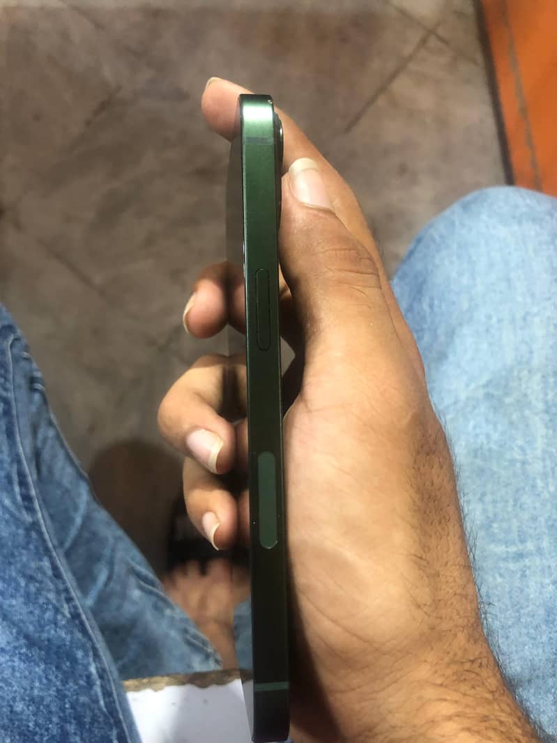 Apple iPhone 13 4