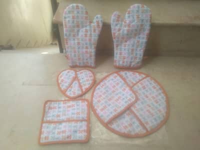KItchen Set (Roti daan, Gloves and others)