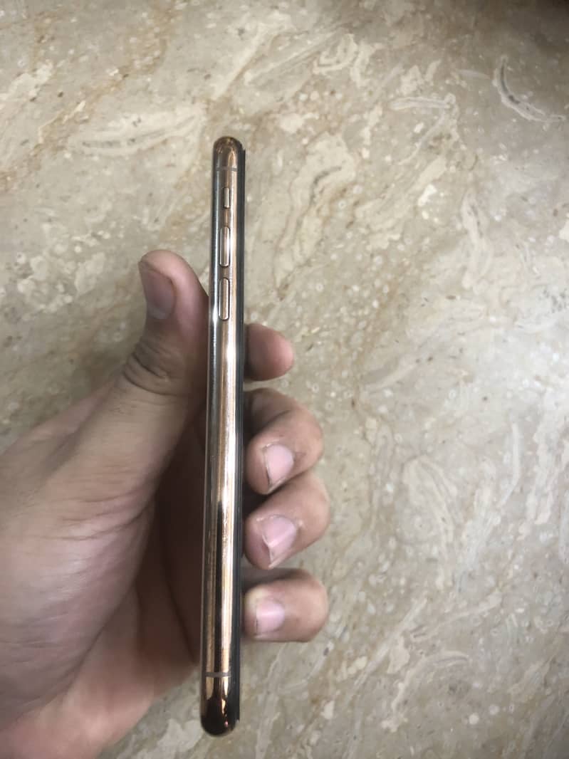 Apple iPhone XS 4