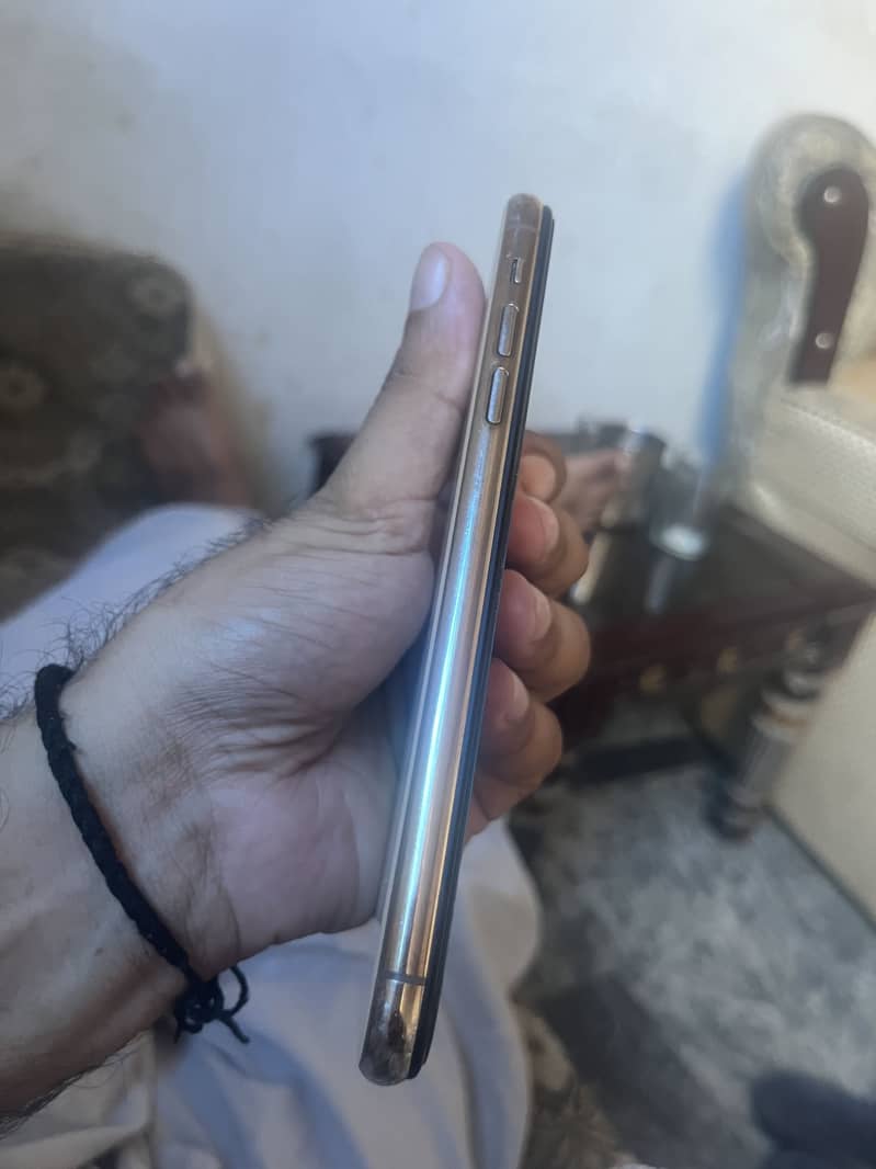 Apple iPhone 11 Pro Max 4