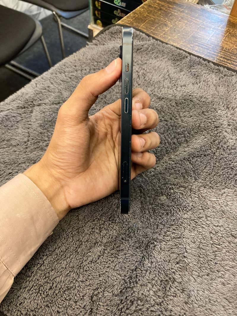 Apple iPhone 13 4