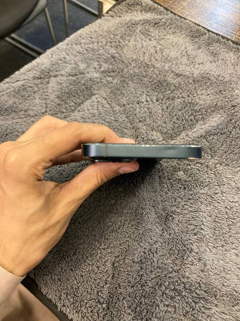 Apple iPhone 13 5