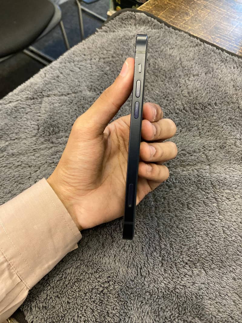 Apple iPhone 12 4