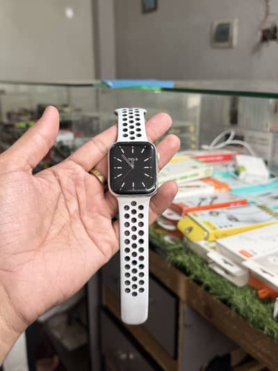 Apple series 5 nike addition