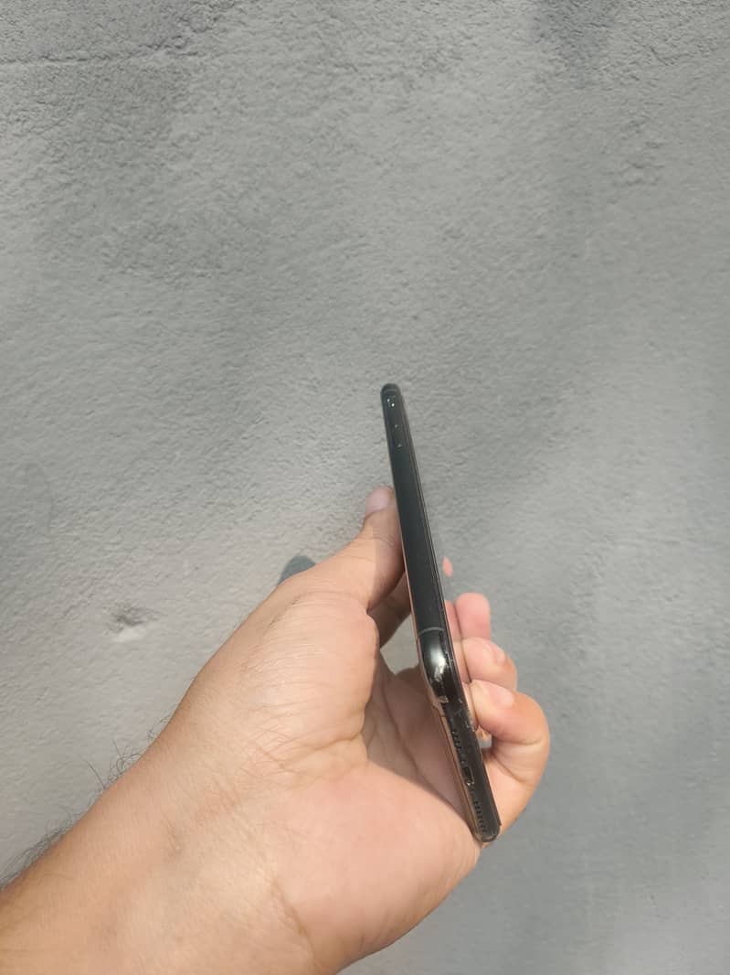 Apple iPhone 11 Pro Max 4
