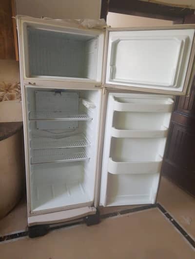 Dawlance used fridge for sale no rapair original gass total genuine