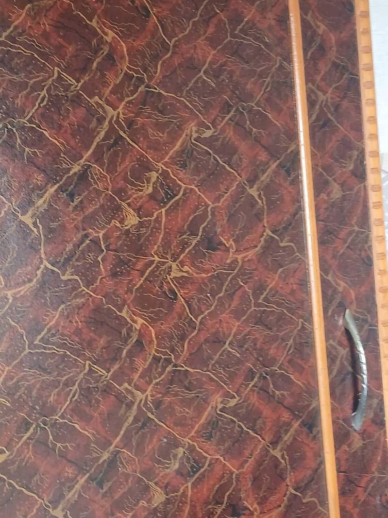 "اچھی حالت میں لکڑی کی الماری برائے فروخت 2