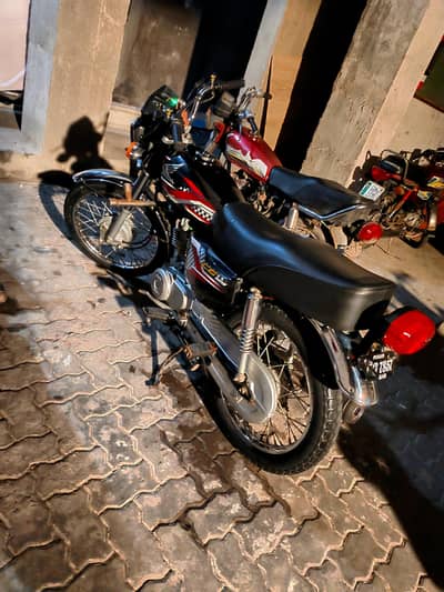 bike 10/10 condition he or all original neat and clean black color he