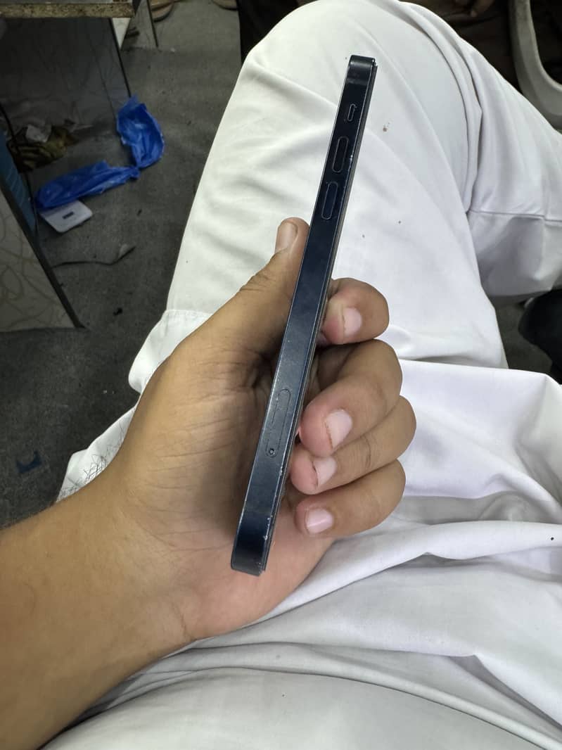 Apple iPhone 12 4