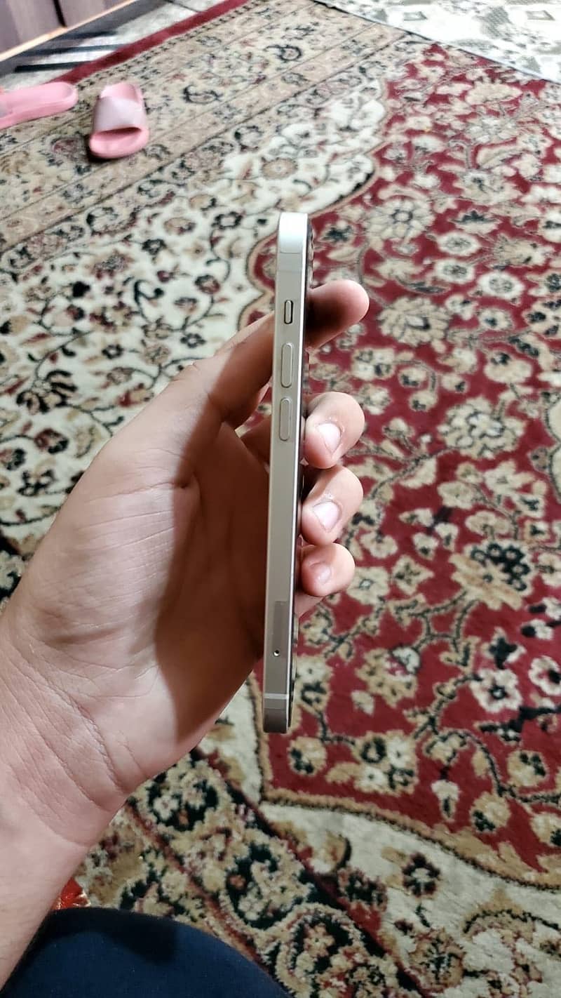 Apple iPhone 12 4
