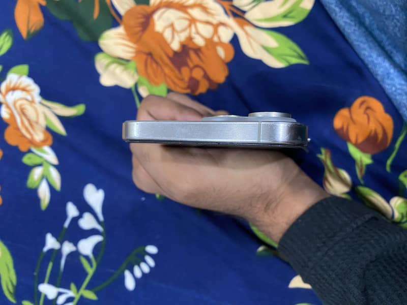 Apple iPhone 15 Pro Max 4