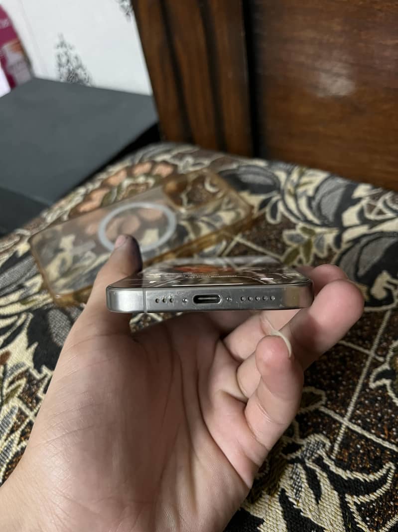 Apple iPhone 15 Pro 4