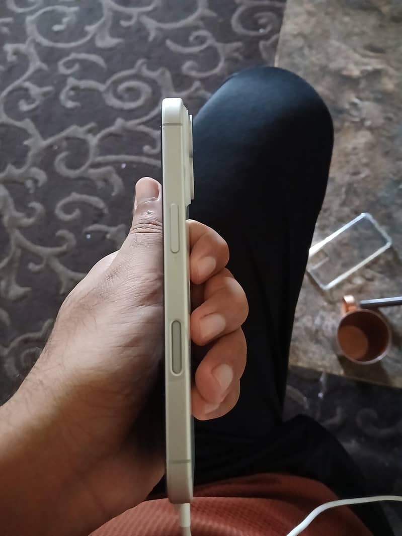 Apple iPhone 16 1