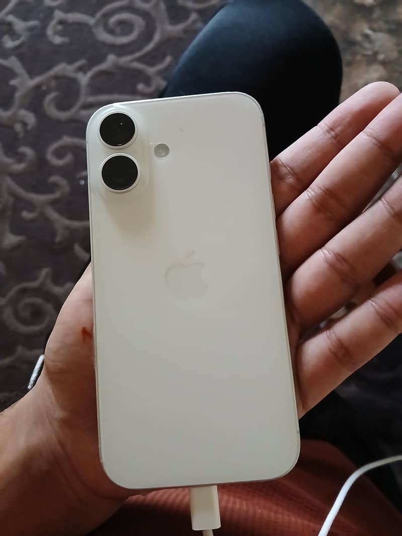Apple iPhone 16 2