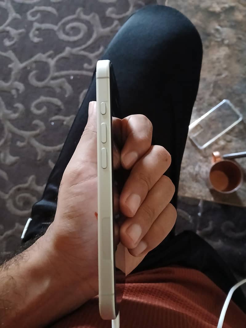 Apple iPhone 16 3