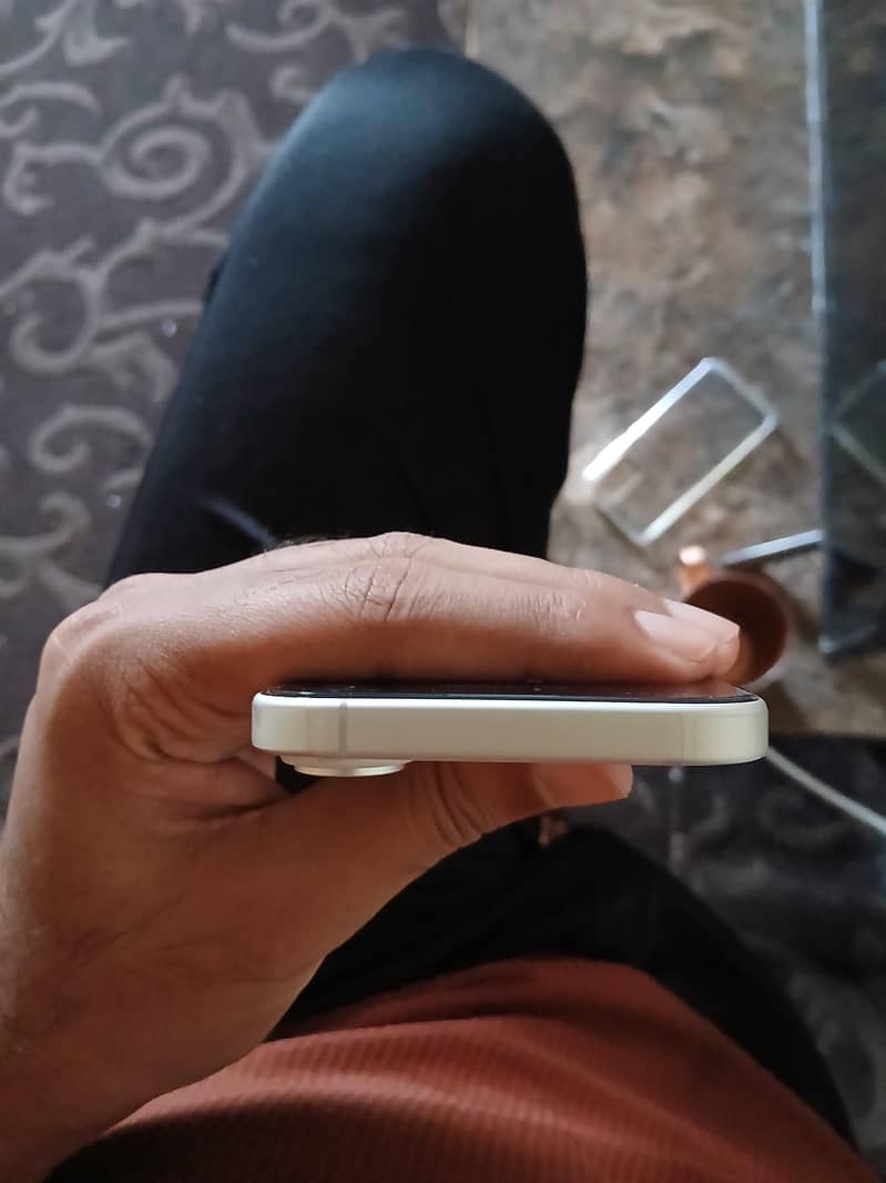 Apple iPhone 16 4