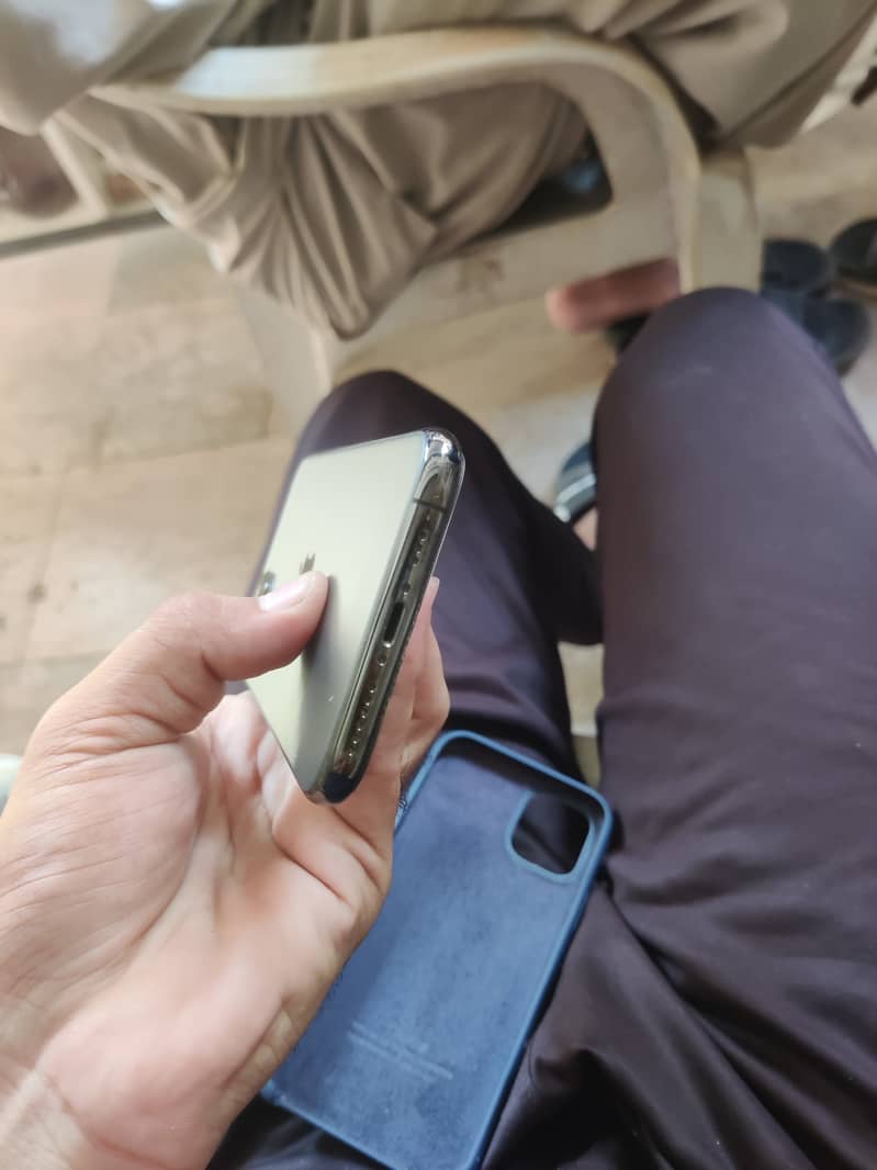 Apple iPhone 11 Pro 4