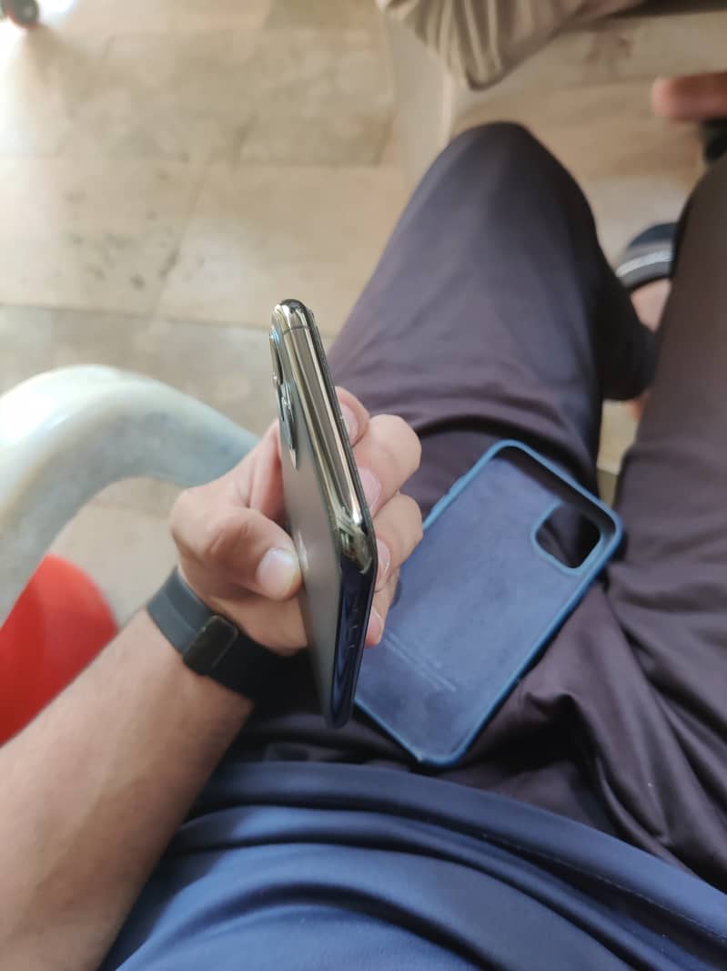 Apple iPhone 11 Pro 6