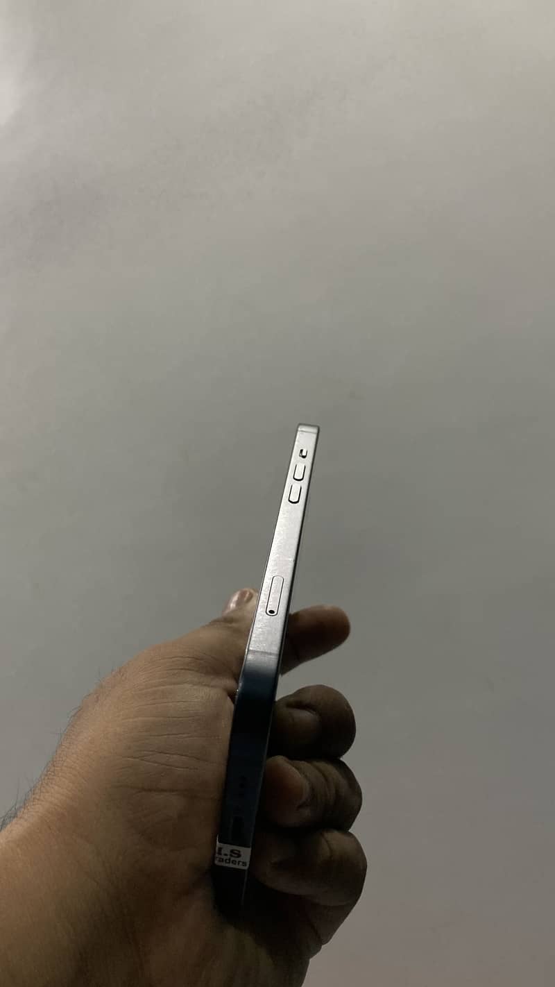 Apple iPhone 13 2