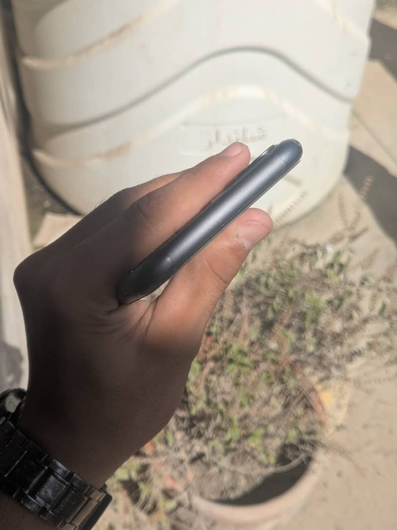 Apple iPhone 11 4