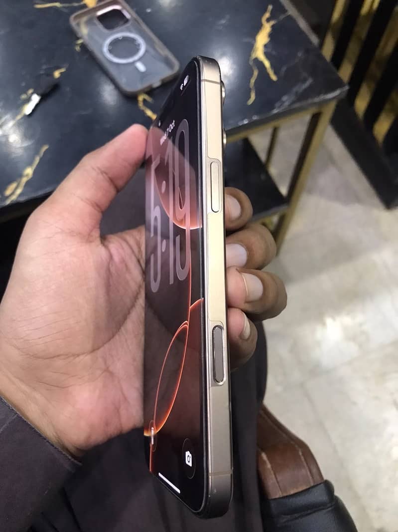 Apple iPhone 16 Pro Max 1
