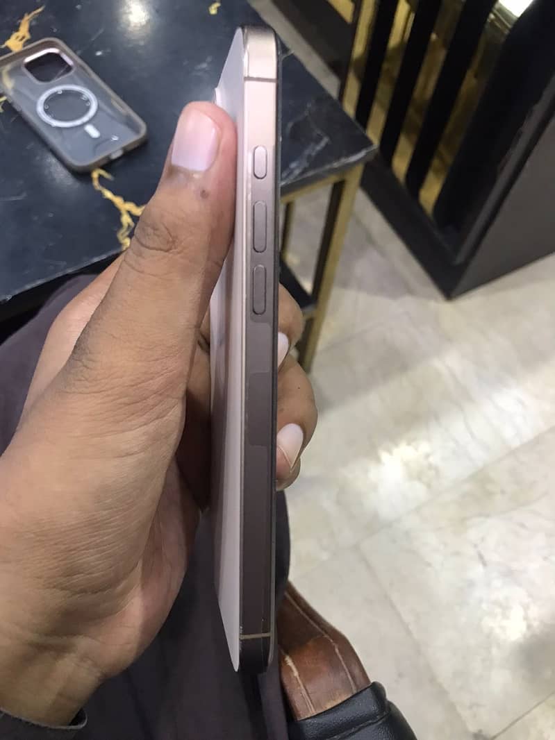 Apple iPhone 16 Pro Max 4