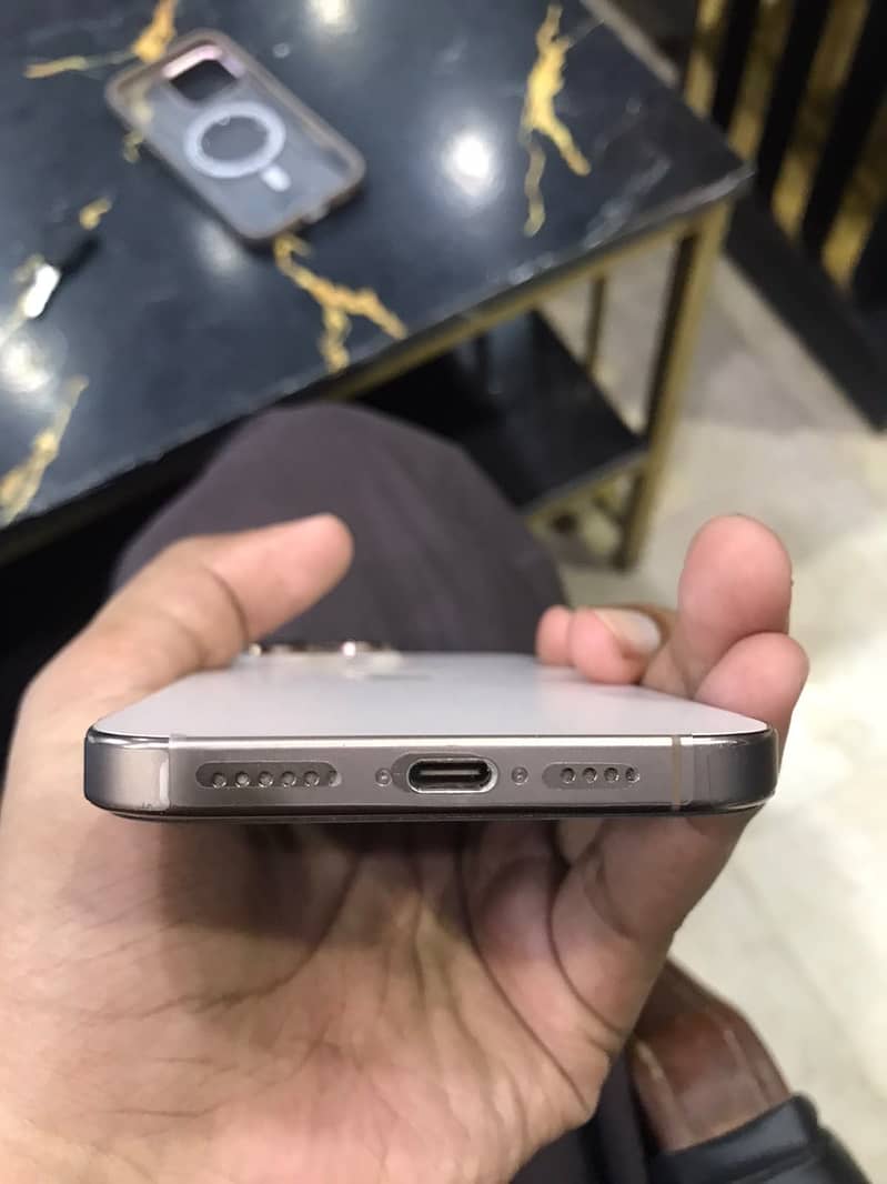 Apple iPhone 16 Pro Max 6