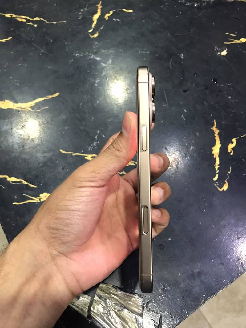 Apple iPhone 16 Pro Max 9