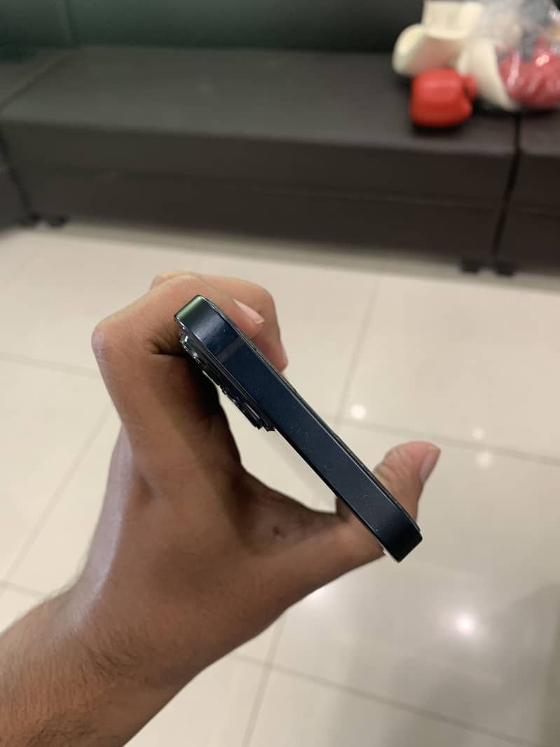 Apple iPhone 13 8