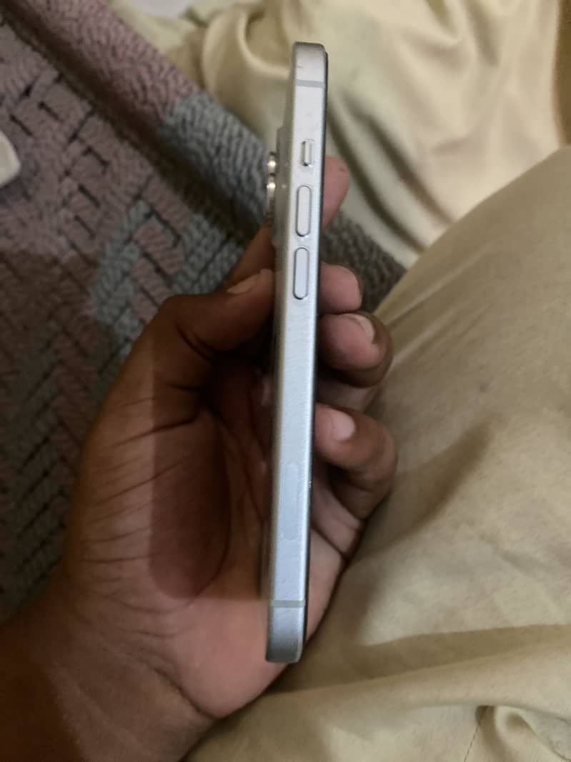 Apple iPhone 15 4