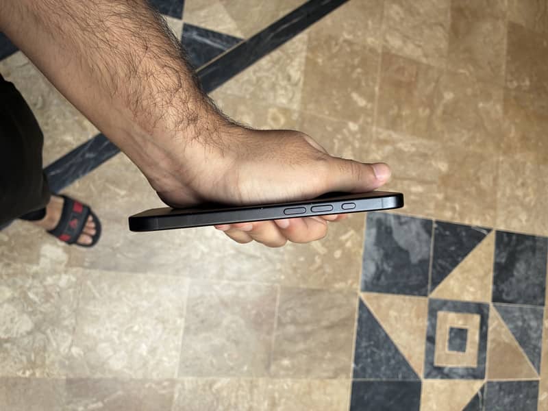 Apple iPhone 16 2