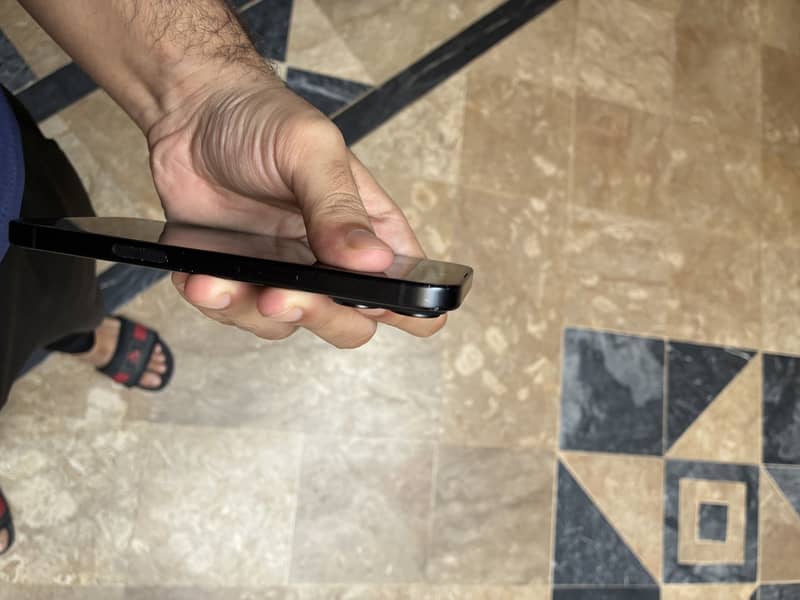 Apple iPhone 16 5