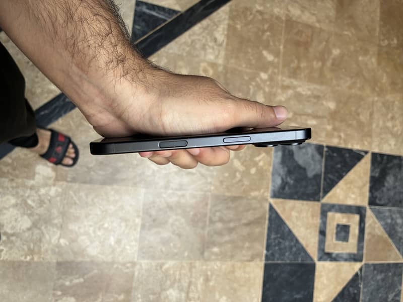 Apple iPhone 16 6