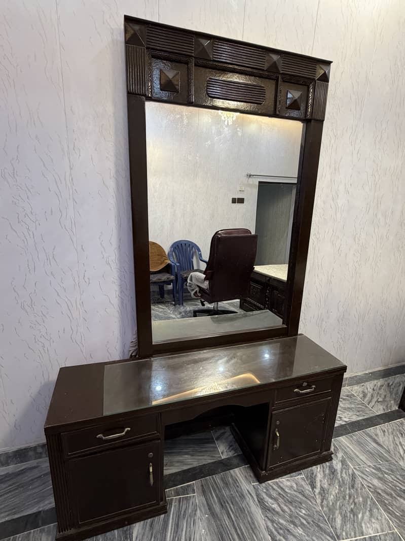 Dressing table 0