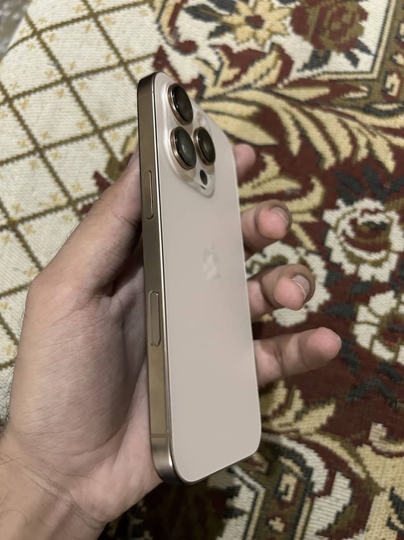 Apple iPhone 16 Pro 3