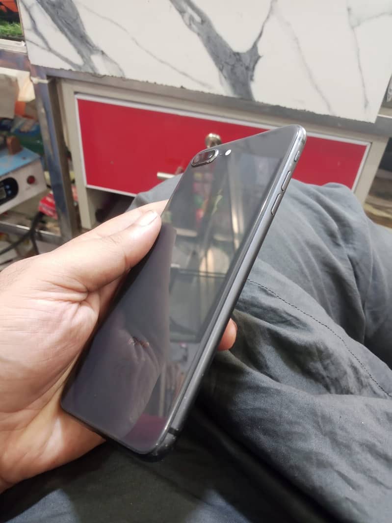 Apple iPhone 8 Plus 3