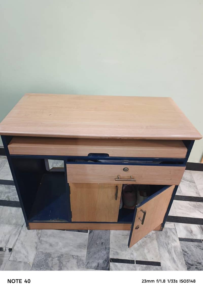 COMPUTER  or STUDY Table with Zero Damage 1