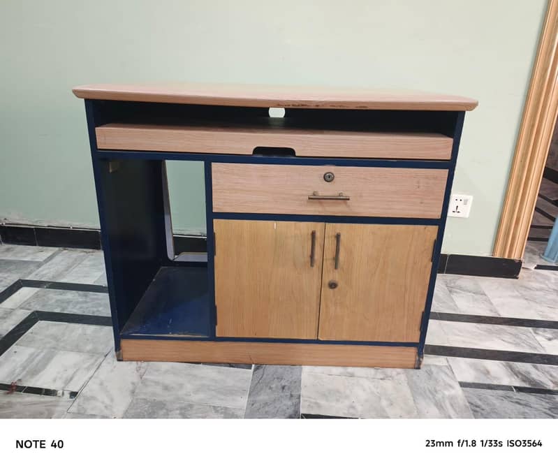 COMPUTER  or STUDY Table with Zero Damage 3