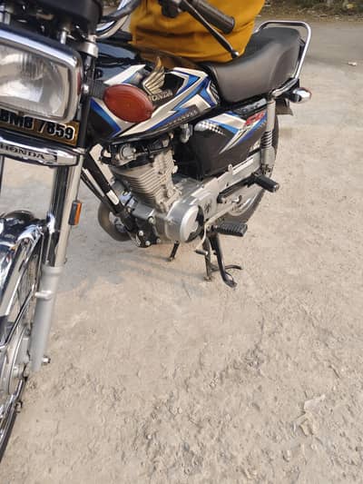 bohat achi bike ha 1 hand usad is ki pic bohat Kamal ki ha. 03436076500