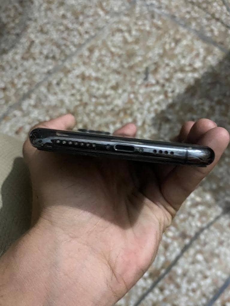 Apple iPhone 11 Pro Max 4