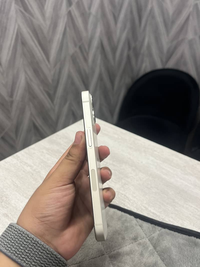 Apple iPhone 13 2