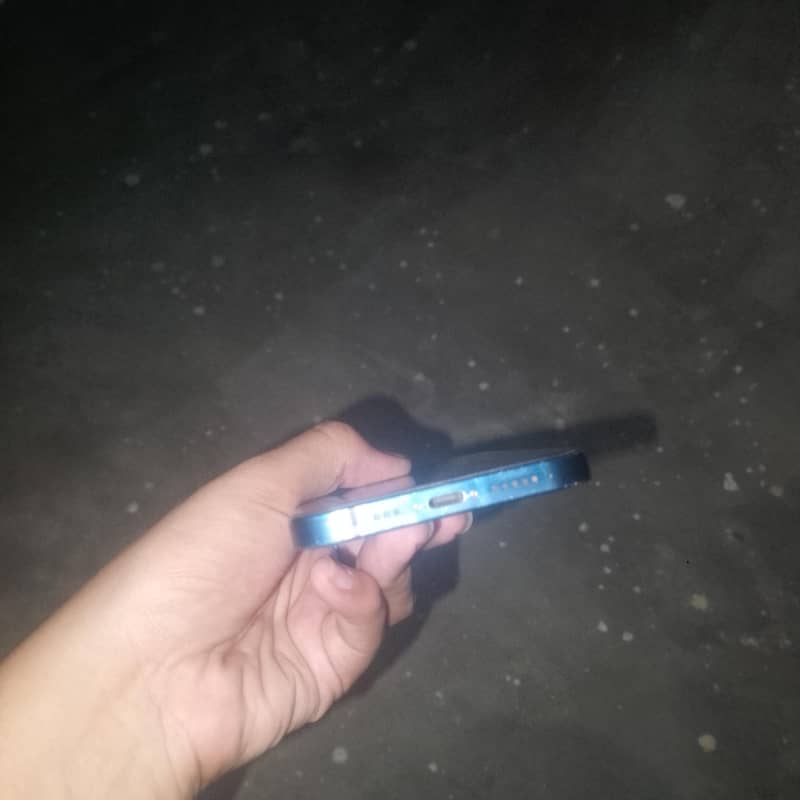 Apple iPhone 12 4