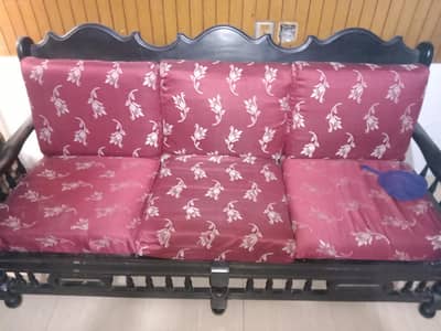sofa set hy one one Waly 2 hy or 3 wala hy molti foam Ki gadoya hy