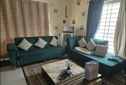 BEAUTIFUL EMERALD GREEN L - SHAPED SOFA SET 5 - 7 SEATER. NO TABLE