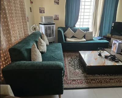 BEAUTIFUL EMERALD GREEN L - SHAPED SOFA SET 5 - 7 SEATER. NO TABLE