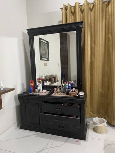 2 Side tables and dressing