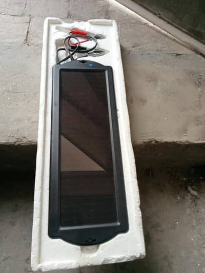 solar panel bahiar kah hai yah car ki battery charge karta hai