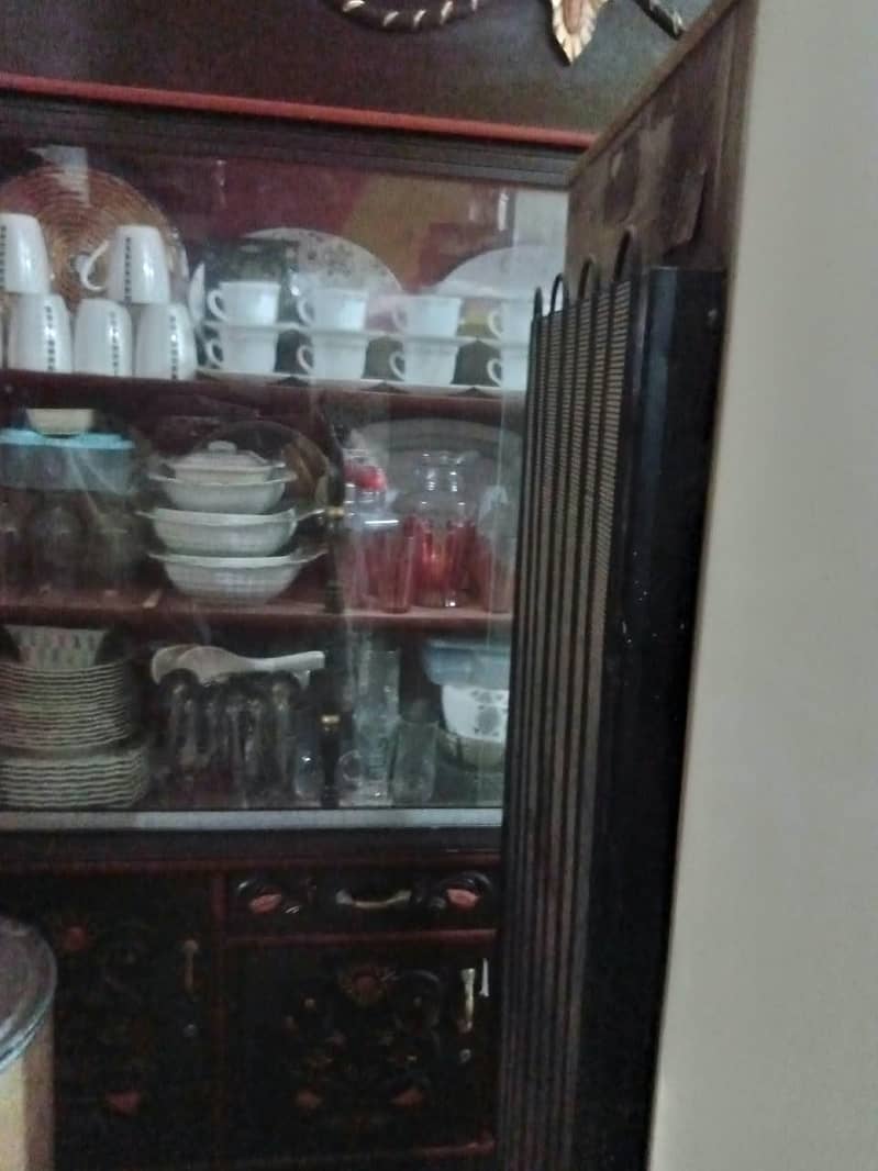 گھر کا تمام فرنیچر بلکل نئی حالت میں پڑا ہے ارجنٹ طور پر سیل کرنا ہے ی 6